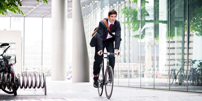 Eine Person fährt Fahrrad.