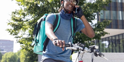 Ein Mann fährt  mit dem Fahrrad zur Arbeit
