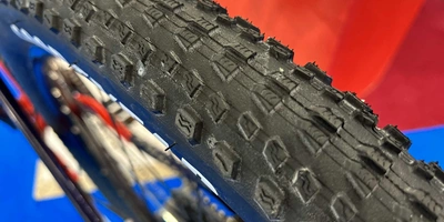 Das Dichtungsmittel läuft in die beschädigten Stellen des Reifens