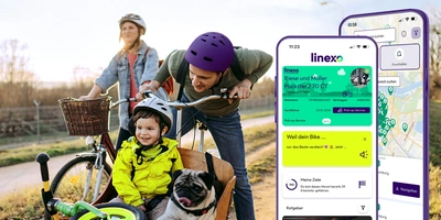 Familie fährt mit Fahrrädern, ein Kind sitzt im Anhänger mit Hund, App auf dem Smartphone sichtbar.