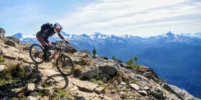 Mann fährt bergab mit einem Mountainbike