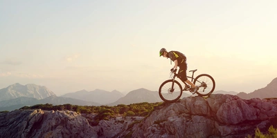 Mountainbiker fährt durch die Berge von Albanien