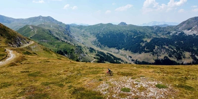 Fahrradfahrer fährt durch die Berge in Albanien