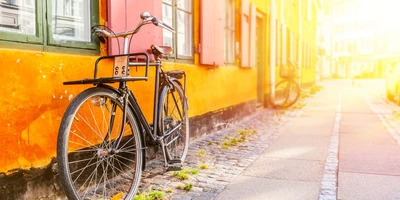Radtour in Dänemark - ein wunderschönes Radziel Ein Fahrrad angelehnt an einem gelben Haus