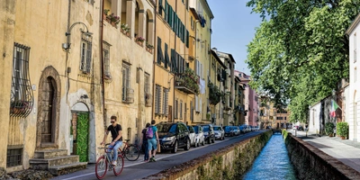 Panoramabild von einem Radweg neben einem Fluss in der Toskana