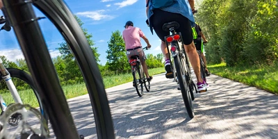 Drei Radfahrer fahren durch die Landschaft