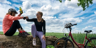 Ausflug mit dem Fahrrad Zwei Personen machen Pause auf ihrer Radtour