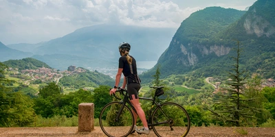 Radfahrer schaut auf eine malerische Berglandschaft.