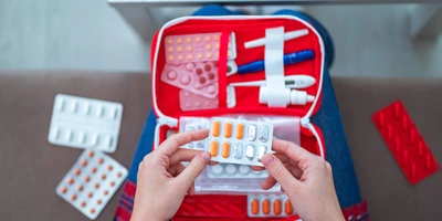 Reiseapotheken Tasche wird gefüllt