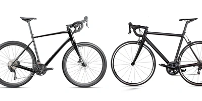 Gravelbike und Rennrad stehen sich auf einem weißen Hintergrund gegenüber