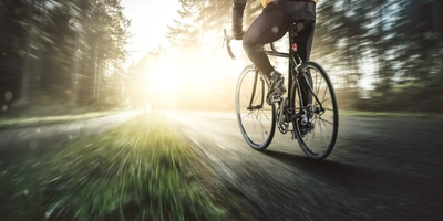 Person fährt auf der Straße Rennrad