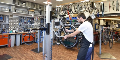 Mann baut Fahrrad zusammen