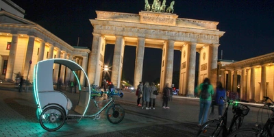 Moderne Rikscha vor dem Brandenburger Tor