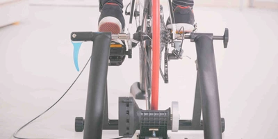 Person Trainiert auf den Fahrrad Rollentrainer