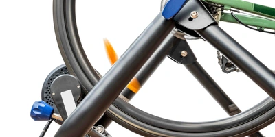 Rollentrainer mit eingespanntem Rennrad vor weißem Hintergrund