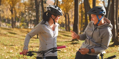 Radtouren für Paare - la tour d'amour Ein Paar ist mit ihren Fahrrädern im Wald