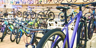 Fahrräder in einem großen Fahrradhandel