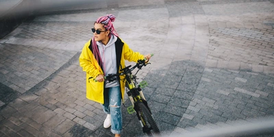 Ride1Up: Das Prodigy V2 Junge Frau schiebt E-Bike