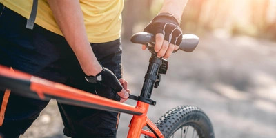 Person stellt Fahrradsattel ein