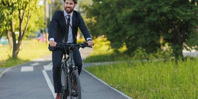 Mann fährt auf Fahrrad durch die Natur