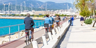 Personen fahren auf dem Radweg Fahrrad