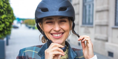Frau mit Fahrradhelm in einer städtischen Umgebung