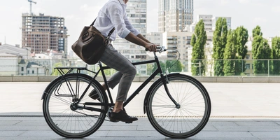 Eine Person fährt auf einem Fahrrad in einer städtischen Umgebung.
