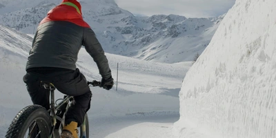 Ein E-Bike Fahrer durch den Schnee