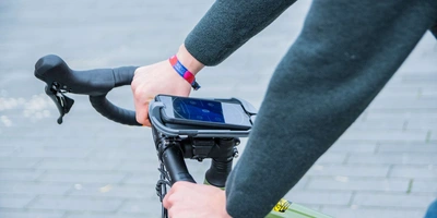 Fahrendes Fahrrad mit Smartphone in einer Halterung