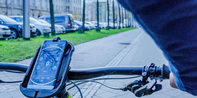 Fahrendes Fahrrad mit Smartphone in einer Halterung