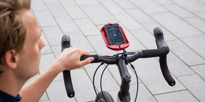 Smartphone-Halterung fürs Rad Smartphone befindet sich in einer Halterung am Fahrrad.