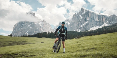 Mann auf einem E-Bike in den Bergen