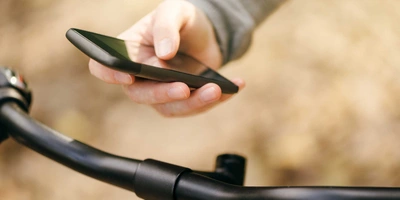 Fahrradfahrer bedient ein Smartphone