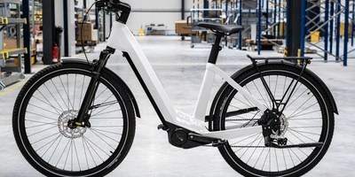 E-Bike steht in einer Halle einer Produktion in Deutschland