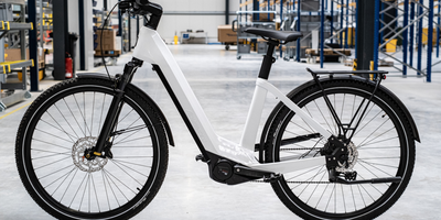 E-Bike steht in einer Halle einer Produktion in Deutschland