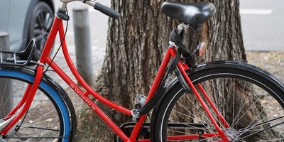 Stadtfahrrad von Swapfiets steht am Baum