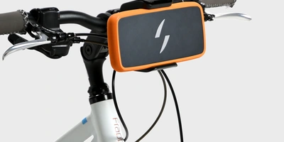 Das Swytch Bike Mobiler Akku der an einem Fahrradlenker montiert ist