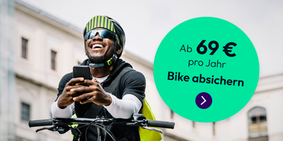 Mann mit Handy auf Fahrrad