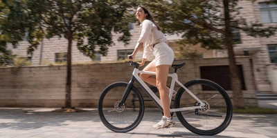 Frau fährt auf Tezeus C8 durch Stadt.