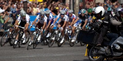 Mehrere Rennfahrer fahren die Strecke der Tour de France