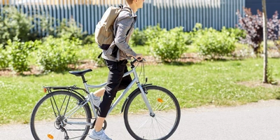 Person fährt auf einem Trekkingrad Fahrrad