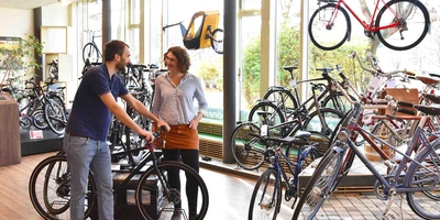 Angebotsvielfalt begünstigt den Trend zum Drittrad Fahrradverkauf in einem Fahrradgeschäft