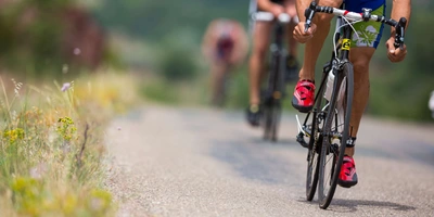 Radsportler fahren Rennrad