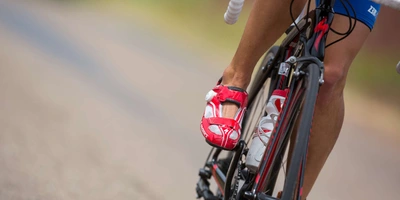 Person fährt auf dem Rennrad 