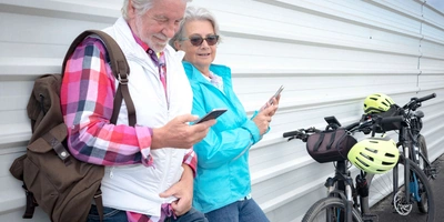 Zwei Personen benutzen ihr Smartphone