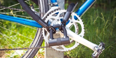 Ein Fahrradschloss umschließt ein Fahrrad.