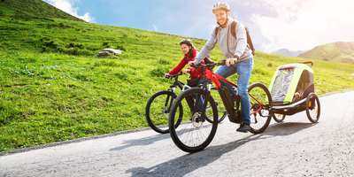 Unterschiede von E-Bikes und Pedelecs Zwei Personen fahren E-Bike