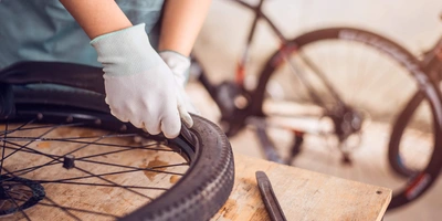 Person repariert ein Reifen eines Fahrrads