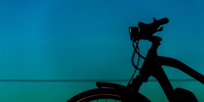 Fahrrad vor einem blauen Hintergrund