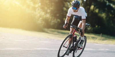 Das Van Rysel E-EDR AF im ausführlichen Test. Mann fährt E-Rennrad auf Strasse.